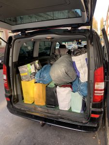Kofferraum voller Spendensäcke mit Kleidung für das Frauenobdach KARLA51