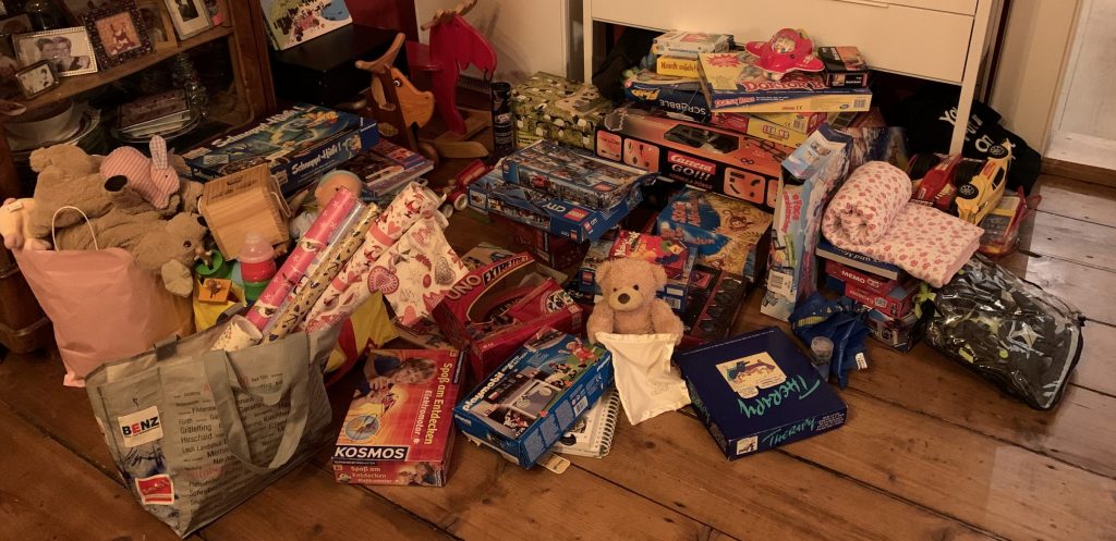 Sehr viele Weihnachtsgeschenke als Spenden vom Club Rosé